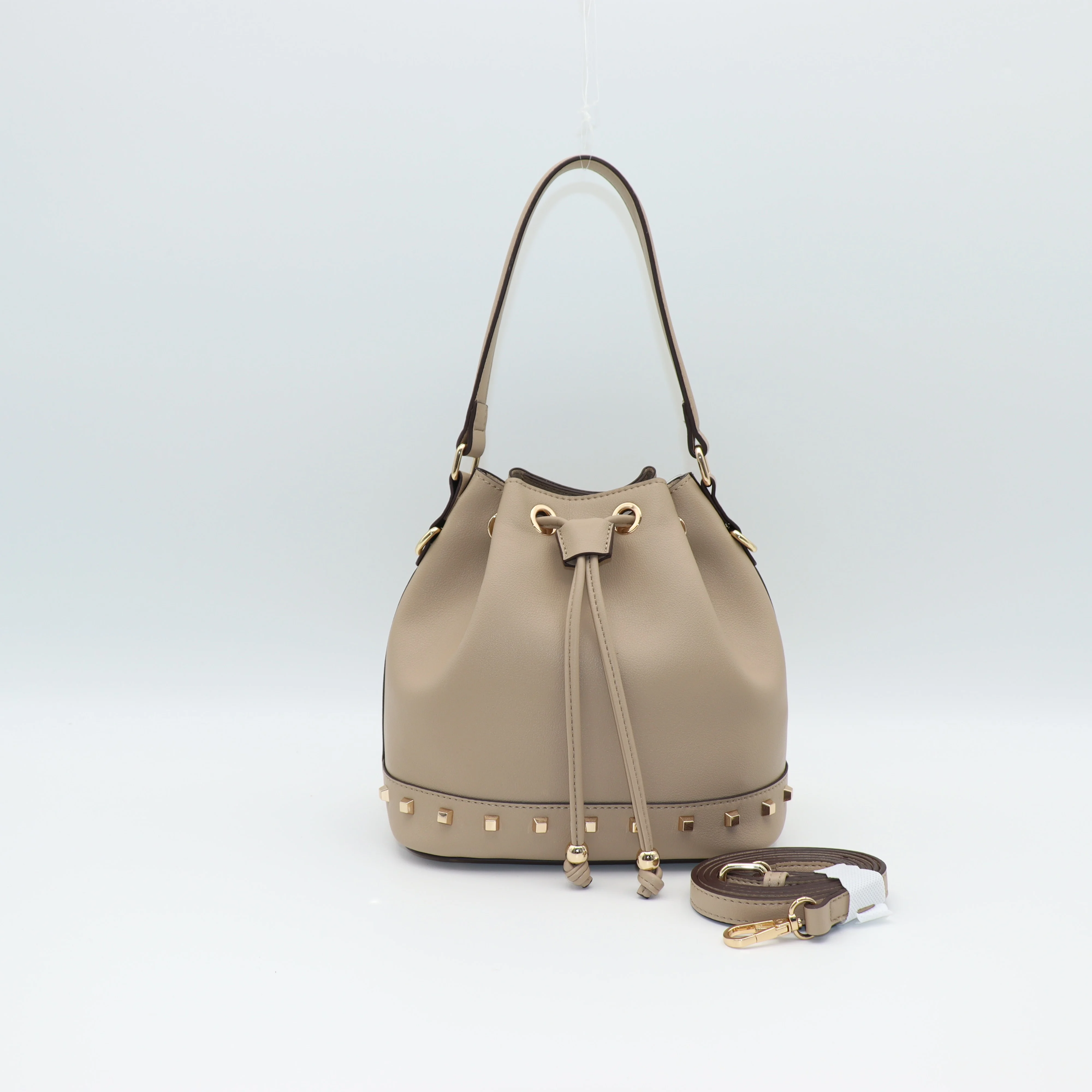 Borsa a secchiello con coulisse e borchie in PU